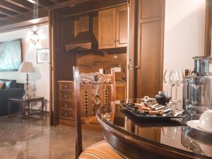 格拉纳达Apartamentos en pleno centro, Aljibe Rodrigo del Campo 2C的厨房配有玻璃桌和橱柜。