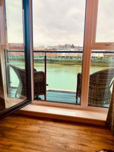 纽波特Luxury Riverfront Apartment的客房设有河景窗户。