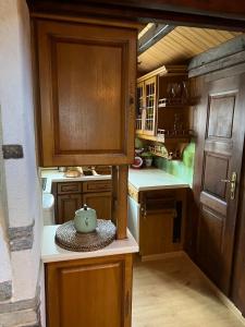 圣塞尔格Entire cozy chalet in St-Cergue - 30 min from Geneva的厨房配有木制橱柜和柜台上的茶壶