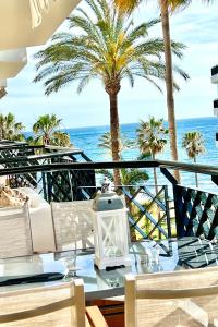卡拉德米哈斯MI CAPRICHO 4B BEACHFRONT - Apartment with sea view - Costa del Sol -的一张餐桌,享有海景