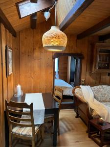 圣塞尔格Entire cozy chalet in St-Cergue - 30 min from Geneva的一间带桌子的用餐室和一间卧室