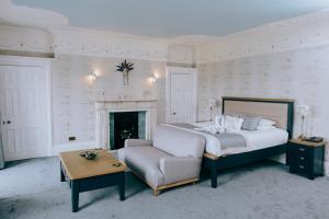 布里真德克特科尔曼庄园酒店的一间卧室配有一张床、一把椅子和一张桌子