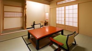 山之内町Shibu Onsen KOKUYA的一间带木桌和椅子的用餐室
