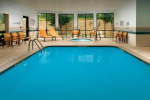 圣安东尼奥圣安东尼奥海洋世界/拉克兰万怡酒店的游泳池位于酒店客房内,配有桌椅