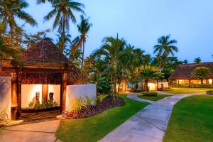 丹娜努斐济丹娜拉岛威斯汀spa度假酒店的通往棕榈树庭院的房屋