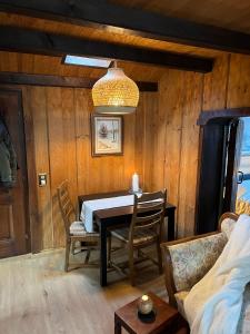 圣塞尔格Entire cozy chalet in St-Cergue - 30 min from Geneva的一间带桌椅的用餐室