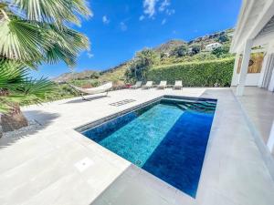圣马丁岛Villa les Yuccas, private pool, 5 min from Grand Case的庭院中间的游泳池