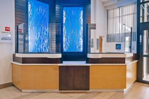 皇后区纽约拉瓜迪亚机场/费尔菲尔德万豪酒店的大堂,大楼内拥有蓝色彩色玻璃窗