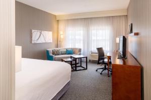 普罗维登斯普罗维登斯市中心万怡酒店的配有一张床和一张书桌的酒店客房