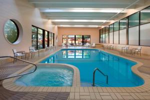 米西索加Element Toronto Airport的一座配有桌椅的酒店游泳池