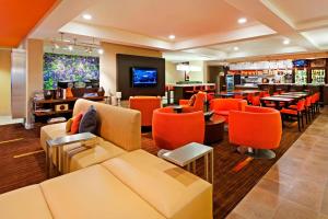 圣安东尼奥圣安东尼奥机场/北极星购物中心万怡酒店的一间带沙发和椅子的餐厅和一间酒吧