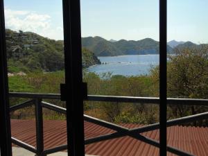 塔甘加Puro Paraíso Eco Hotel的从窗户可欣赏到湖景