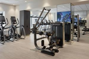 卡尔加里Delta Hotels Calgary Airport In-Terminal的健身房,配有跑步机和有氧运动器材