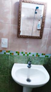 海岸城Sombra的浴室设有白色水槽和镜子