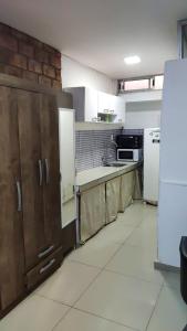 海岸城Sombra的一个带木制橱柜和冰箱的大厨房