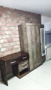 海岸城Sombra的厨房设有砖墙和冰箱。