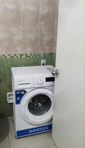 海岸城Sombra的小型浴室内的洗衣机和烘干机