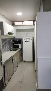 海岸城Sombra的厨房配有白色冰箱和水槽