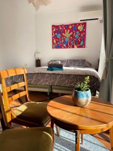 多列毛利诺斯Terra Aloé的客厅配有床、桌子和椅子