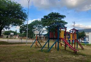 圣克鲁斯Casa Beni para estrenar的公园里一个有五彩游戏的游乐场