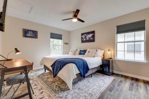 比洛克西Charming Biloxi Vacation Rental Near Beach!的一间卧室配有一张床、一张书桌和一个窗户。