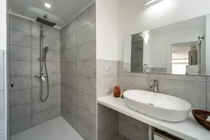 卡尔博尼亚Monolocale Gio的白色的浴室设有水槽和淋浴。