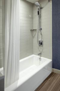魁北克市Marriott Quebec City Downtown的带淋浴的浴室配有白色浴缸。