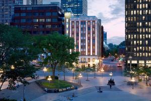 魁北克市Marriott Quebec City Downtown的一条城市街道,街道上设有建筑和一个带灯光的广场