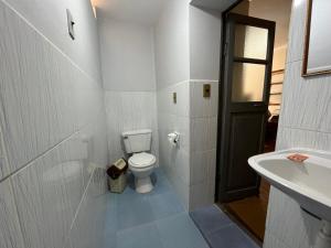 苏克雷Tanguitos的白色的浴室设有卫生间和水槽。