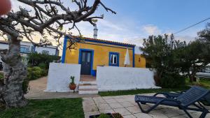 法鲁Monte da ti Luzia的蓝色的黄色房子,有蓝色的门