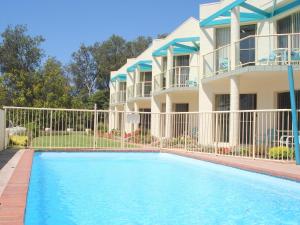 梅林布拉Bayview Apartments的房屋前有游泳池的房子