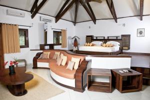 Ambaro拉文萨拉疗养酒店的大房间设有两张床和一张沙发