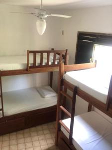 纳塔尔Get Up Hostel的客房设有两张双层床和一扇窗户。