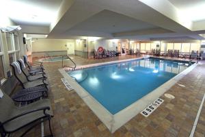 沃恩Residence Inn by Marriott Toronto Vaughan的在酒店房间的一个大型游泳池