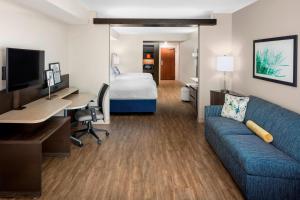 大洋城大洋城费尔菲尔德客栈的酒店客房设有沙发、书桌和床。