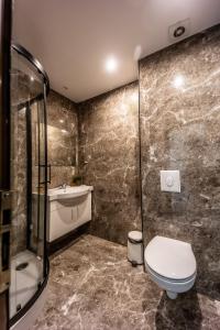 格拉瓦塔斯罗卡度假酒店的一间带卫生间和水槽的浴室