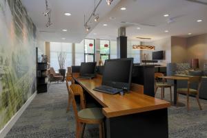 阿林顿达拉斯阿灵顿南万怡酒店的办公室,桌子上摆放着两台电脑,椅子