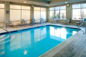 诺克斯维尔诺克斯维尔西/比尔登万怡酒店的蓝色的游泳池,位于酒店客房内