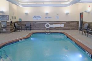 圣路易斯Fairfield by Marriott Inn & Suites St Louis South的一个带桌椅的健身房内的游泳池