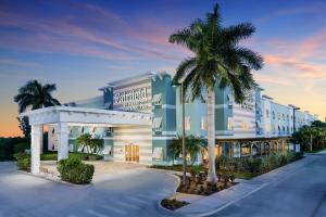 马拉松Fairfield by Marriott Inn & Suites Marathon Florida Keys的棕榈树 ⁇ 染酒店前部