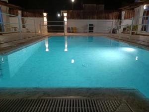 赫尔特Apartamentos Atenea Jerte的夜间大型蓝色游泳池
