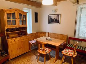 Ober-TurčekChata pod lesom的一间带木桌和椅子的用餐室