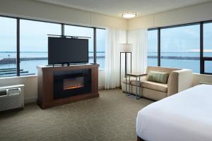 金斯顿三角洲金斯顿海滨万豪酒店的酒店客房设有壁炉和电视。