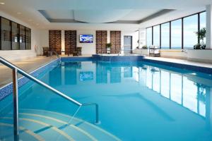 金斯顿三角洲金斯顿海滨万豪酒店的蓝色海水大型游泳池,窗户