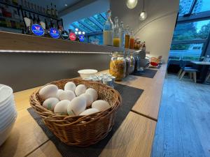 卢塞恩斯帕茨酒店的酒吧柜台上的一篮子鸡蛋