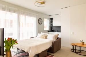 卢加诺Central Superior Suites - Free Parking的一间卧室配有一张床和一张桌子