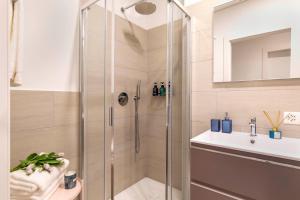 卢加诺Central Superior Suites - Free Parking的带淋浴和盥洗盆的浴室