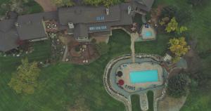 TwispCasia Lodge and Ranch的享有带游泳池的大房子的顶部景色
