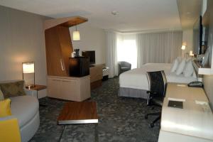 本赛霖姆费城本萨勒万怡酒店的酒店客房,配有床和沙发