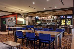 本赛霖姆费城本萨勒万怡酒店的一间带桌椅的餐厅和一间酒吧
